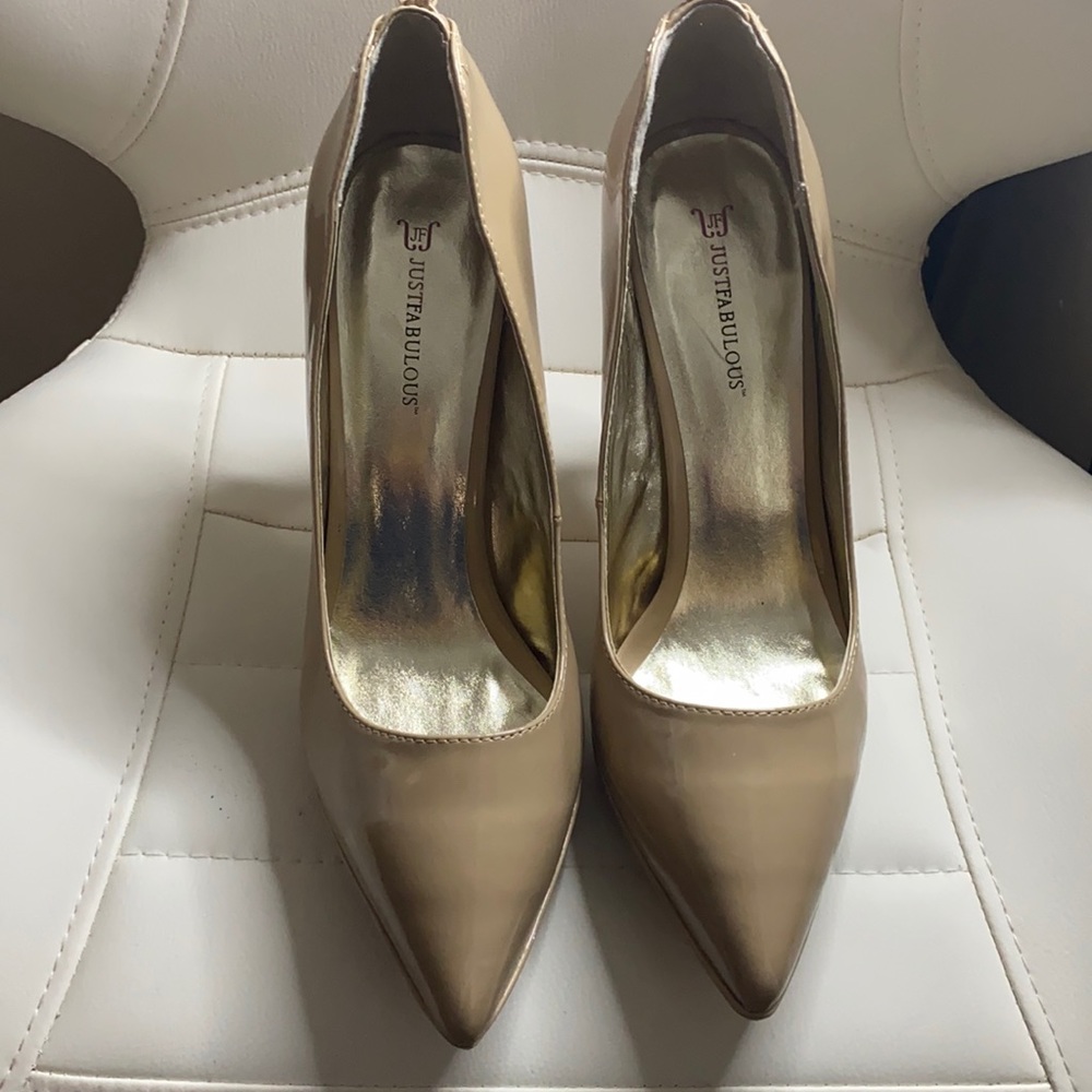 Like new JustFab nude pumps.